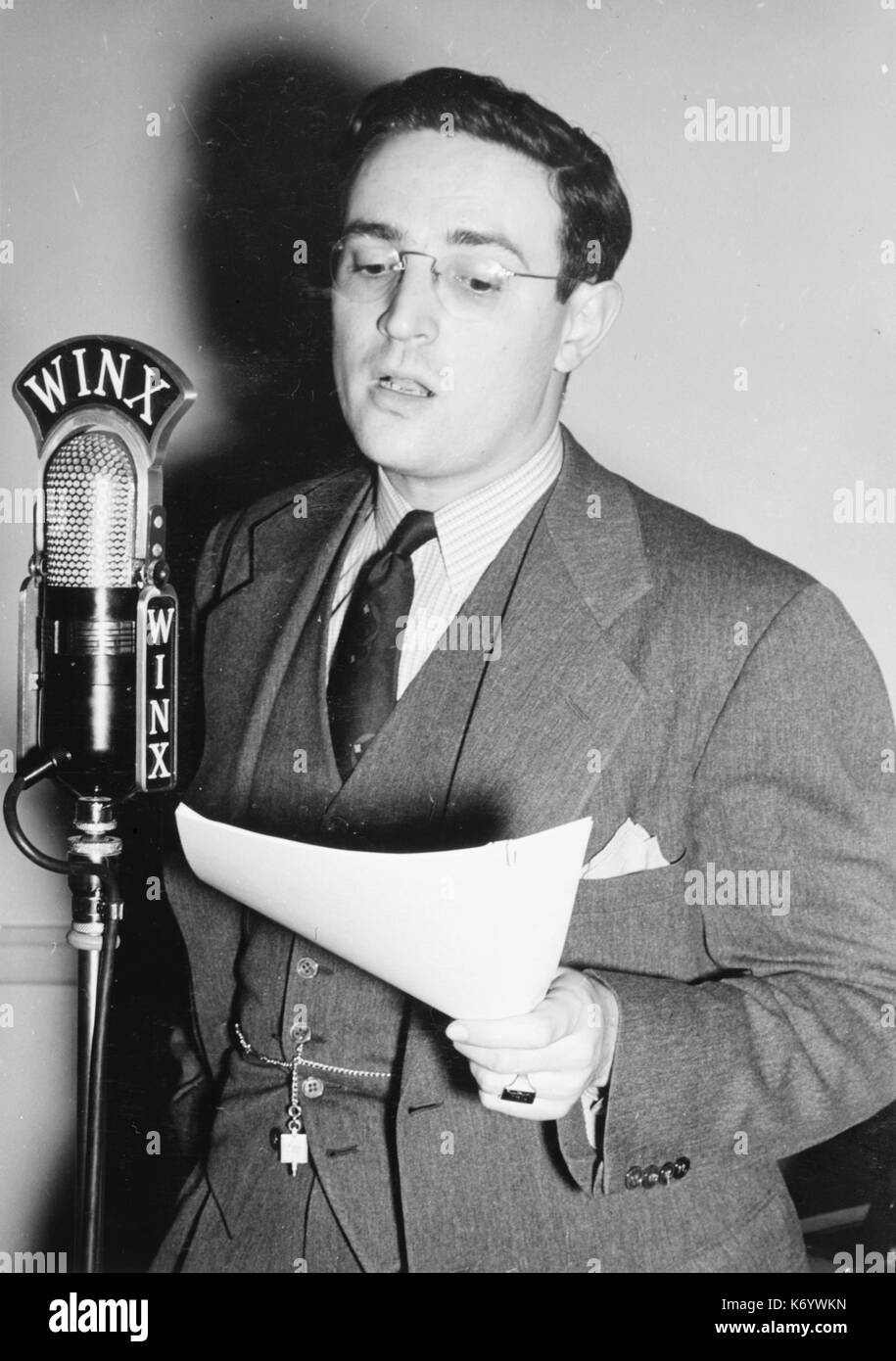 William P. GOTTLIEB (1917-2006) scrittore e fotografo di giornali americani su una stazione radio intorno al 1940 Foto Stock