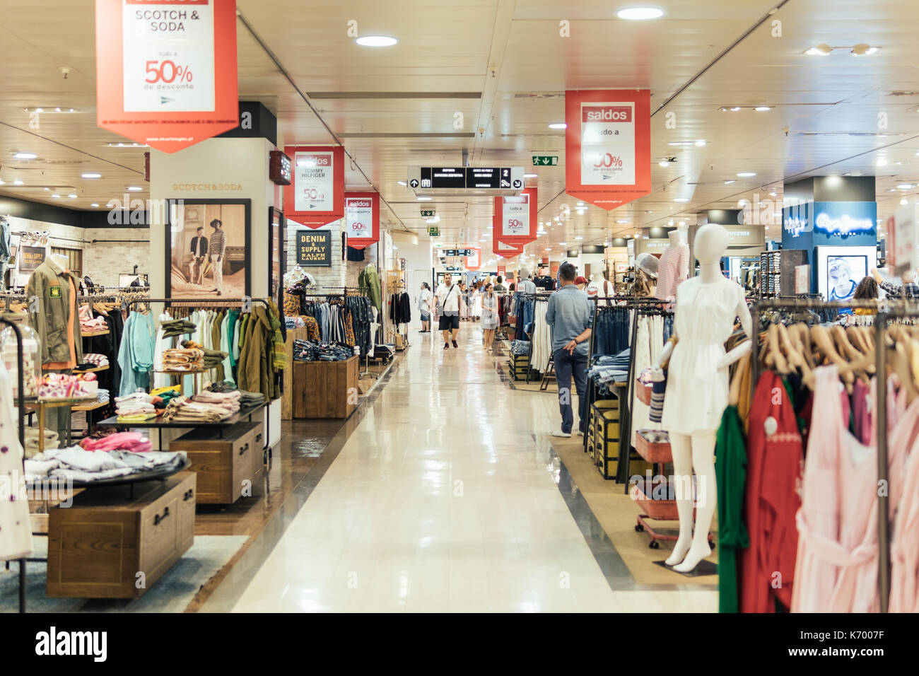 Lisbona, Portogallo - agosto 08, 2017: persone si affollano il lettore RUSH per l'estate in vendita in shopping mall di lusso interno. Foto Stock