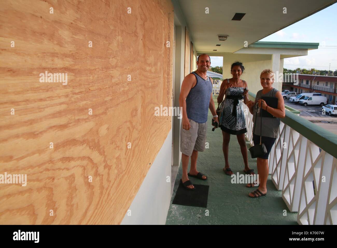 Ispezionare le persone danno e socializzare accanto a otturatori dopo l uragano irma Foto Stock