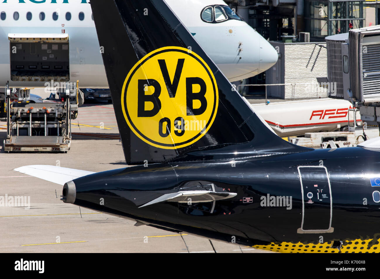 Aeroporto internazionale di DŸsseldorf, Germania, aerei sulla Taxiway, al cancello, Foto Stock