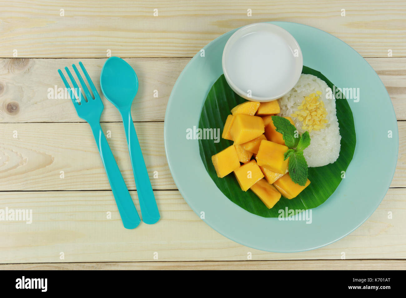 Mango e riso appiccicoso è popolare dessert tradizionale della Thailandia. Foto Stock