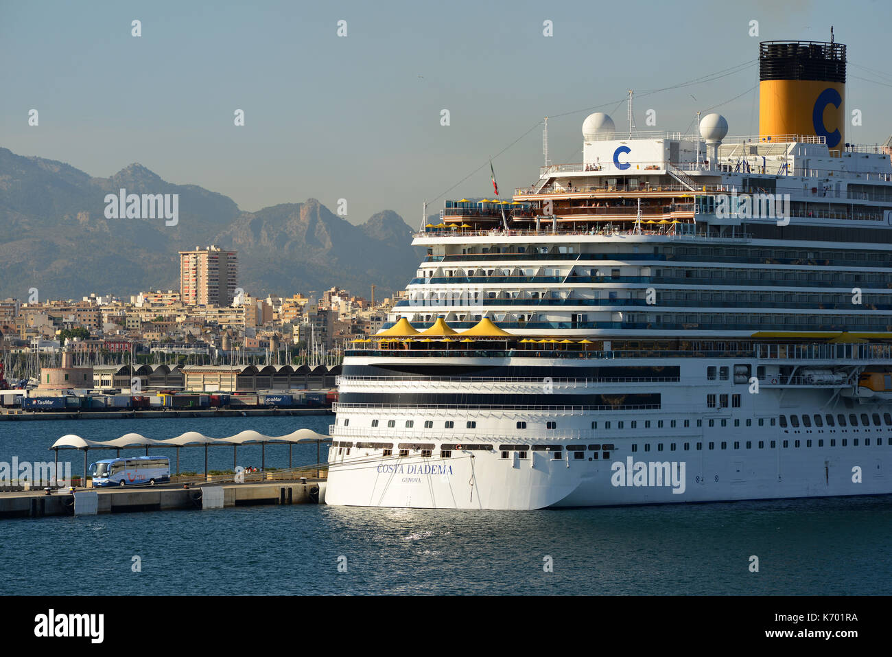 Nave da crociera Costa Diadema nel porto di Palma di Maiorca, SPAGNA Foto  stock - Alamy