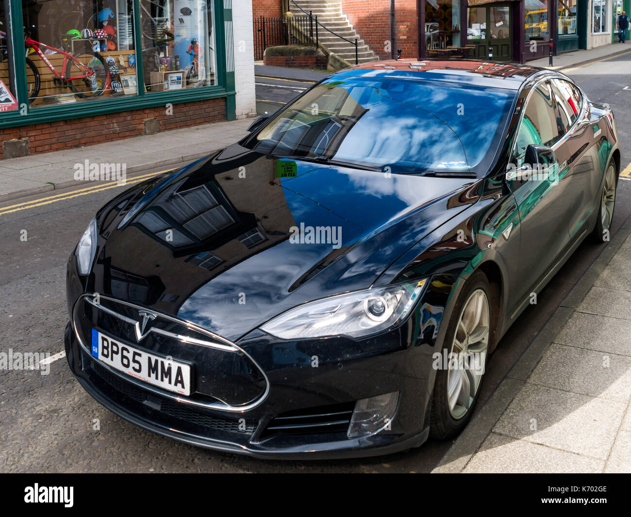 Un modello di Tesla S tutte le unità elettriche ad alta prestazioni berlina auto in Whitby North Yorkshire, Inghilterra Foto Stock