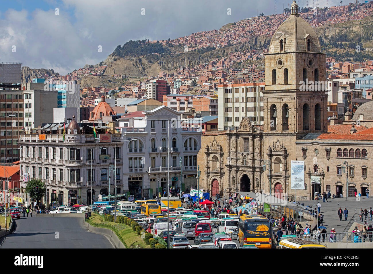 Il traffico intenso e la Iglesia san francisco / la chiesa di san francisco / basilica di san francisco, plaza san francisco nella città di La Paz, Bolivia Foto Stock