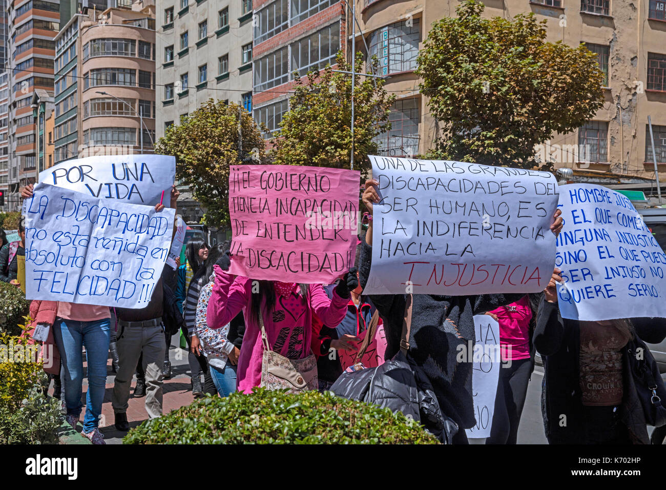 Boliviano dimostranti che protestavano a El Prado, strada principale nel centro della città di La Paz in Bolivia Foto Stock