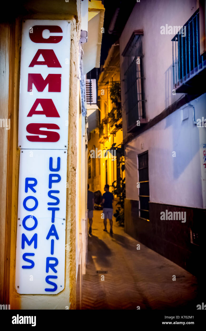 Poster in strada scritto in spagnolo e in inglese letto annuncio, immagine concettuale Foto Stock