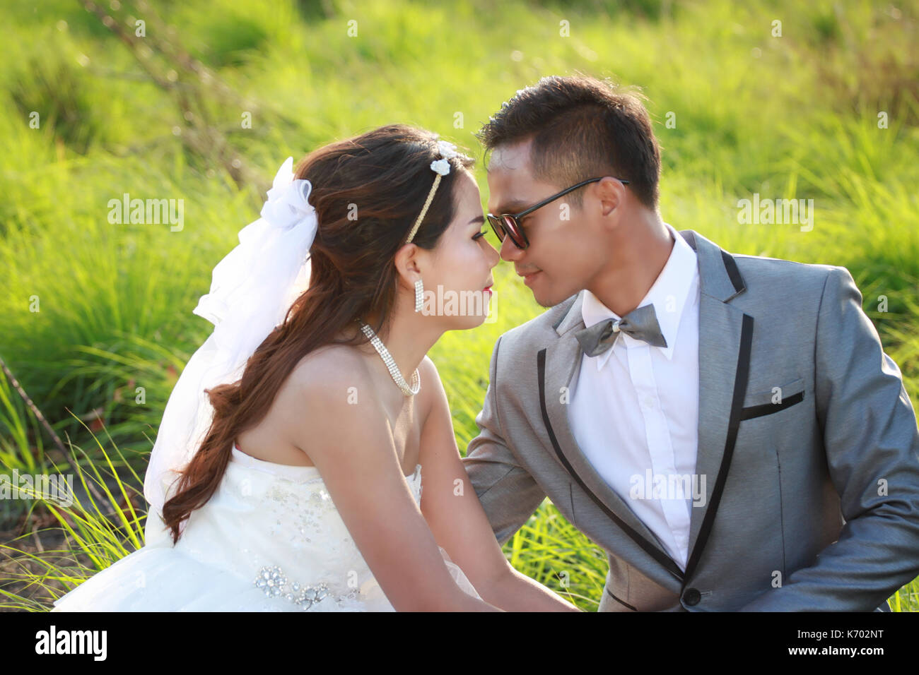 Coppie asiatiche prendere pre foto di matrimonio nel giardino,concetto di amore e inizio della vita di famiglia. Foto Stock