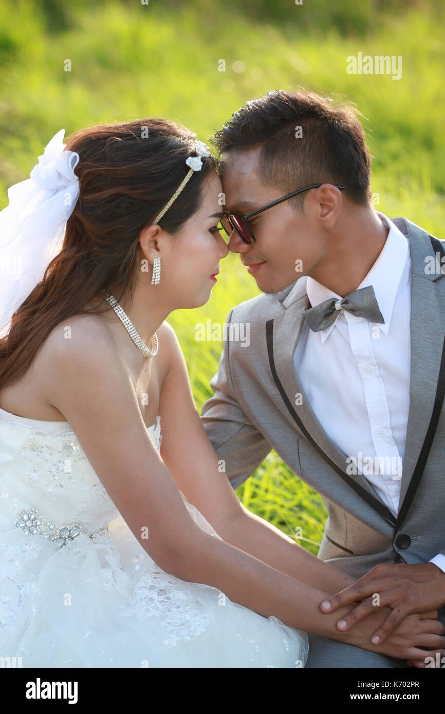 Coppie asiatiche prendere pre foto di matrimonio nel giardino,concetto di amore e inizio della vita di famiglia. Foto Stock