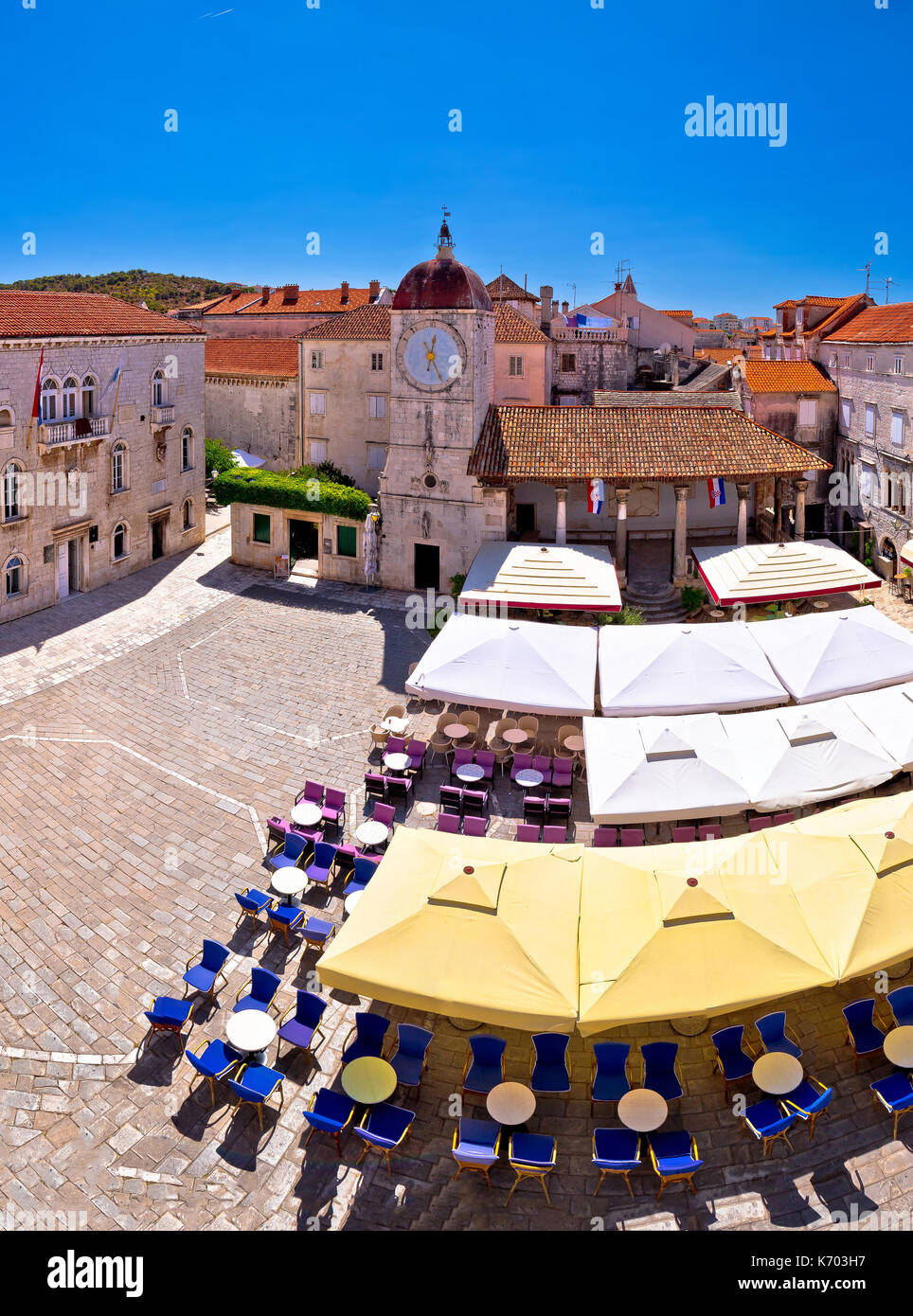 Unesco città di Trogir e piazza principale vista panoramica in Dalmazia, Croazia Foto Stock