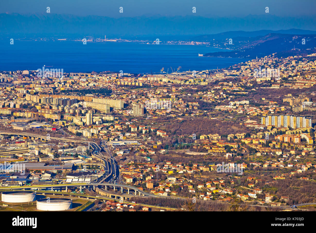Città di trieste vista aerea, capitale della regione friuli venezia giulia del nord italia Foto Stock