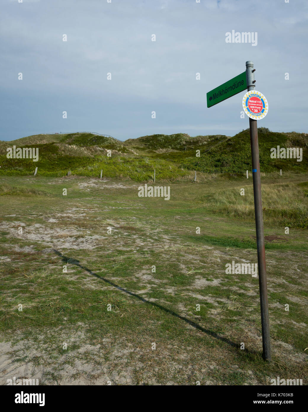 Melkhörndüne, Langeoog. Deutschland. Germania. Un cartello dirigere i turisti verso il Melkhörndüne dune di sabbia di attrazione. Si tratta di un luminoso giorno nebuloso con la luce la copertura nuvolosa. Foto Stock