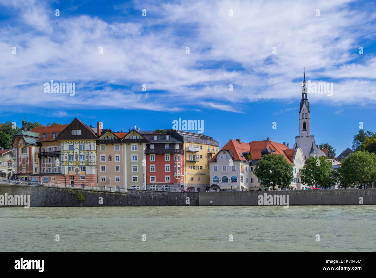 Paesaggio urbano con Isar e Chiesa parrocchiale dell'Assunzione, Bad Toelz, alta Baviera, Baviera, Germania, Europa Foto Stock