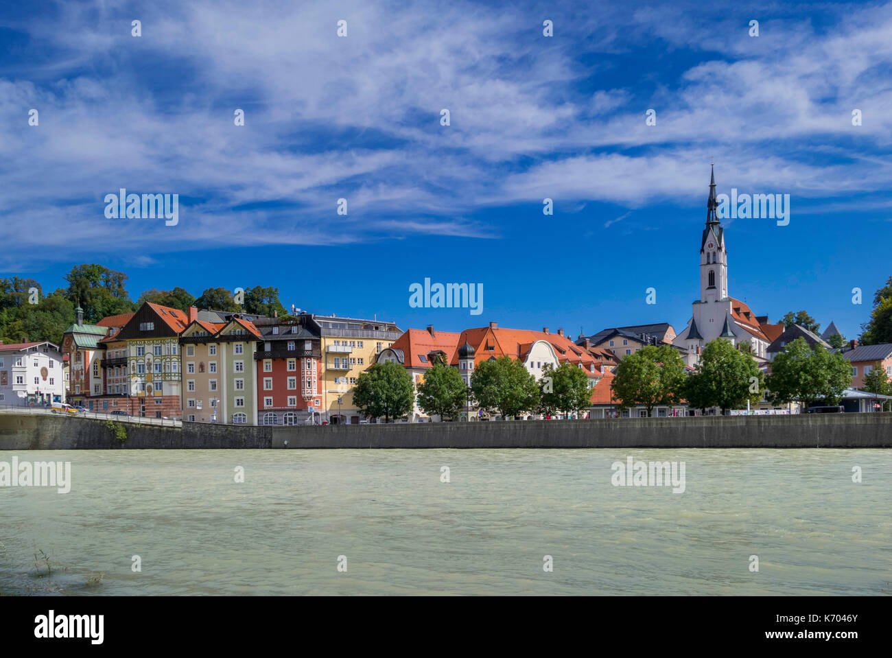 Paesaggio urbano con Isar e Chiesa parrocchiale dell'Assunzione, Bad Toelz, alta Baviera, Baviera, Germania, Europa Foto Stock