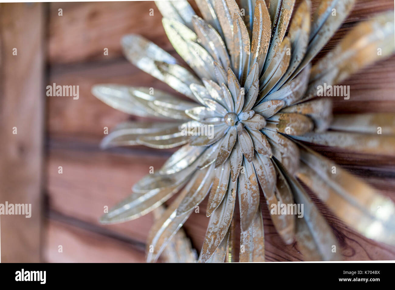 Vintage metallo rustico fiore giardino fregio floreale appeso in una casa estiva nel Regno Unito Foto Stock