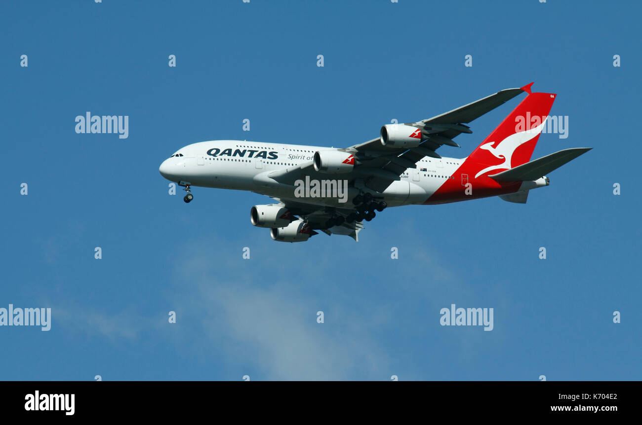 Quantas aereo di linea in volo sopra a sud-ovest di Londra sulla rotta verso l'aeroporto di Heathrow REGNO UNITO Foto Stock