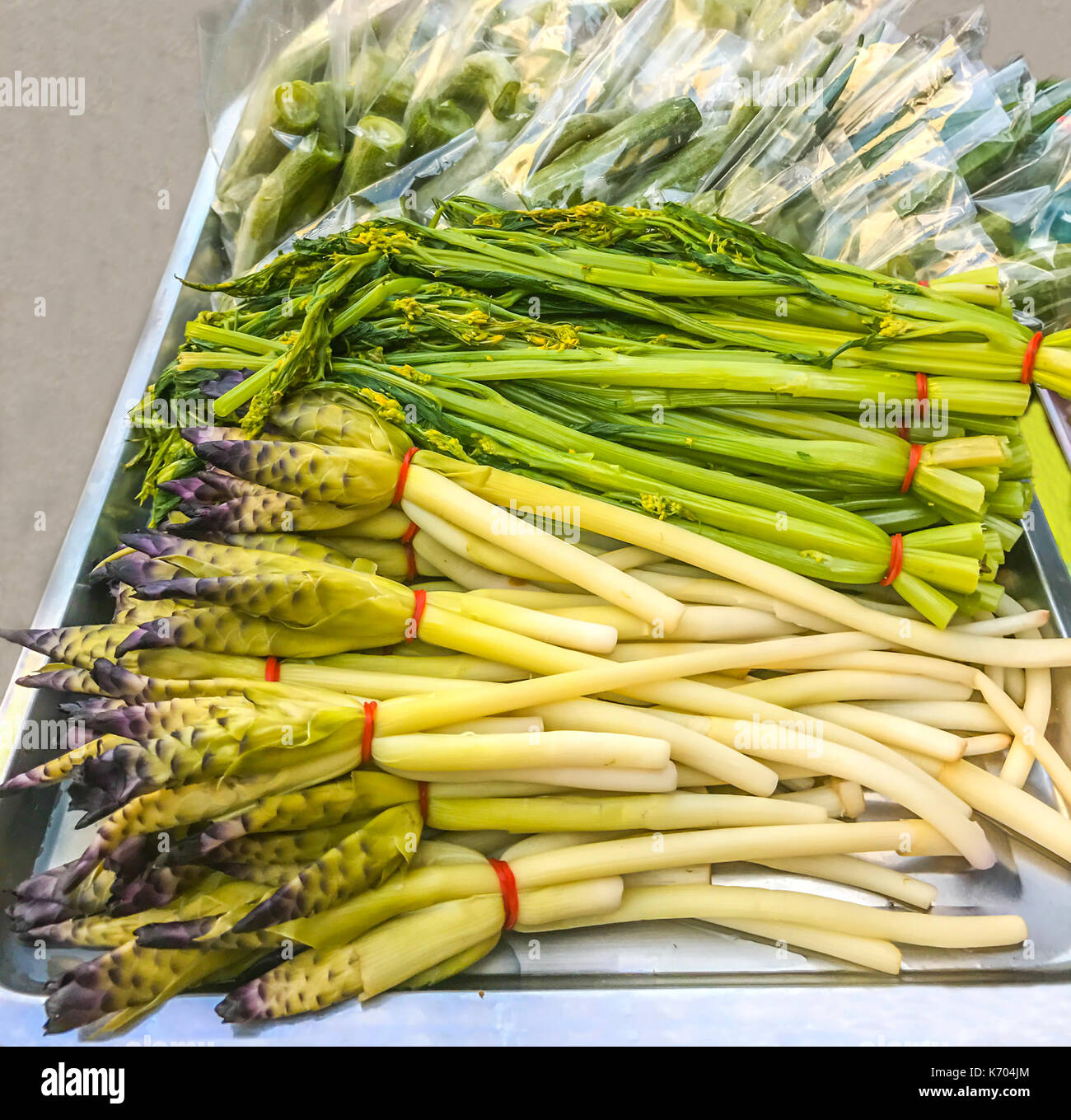 Sbollentati siam tulip (cucuma sparganifolia), il cetriolo e cinese cavolo fiore (bog choy) scottati vegetale è piatto tailandese, normalmente mangiato con chi Foto Stock