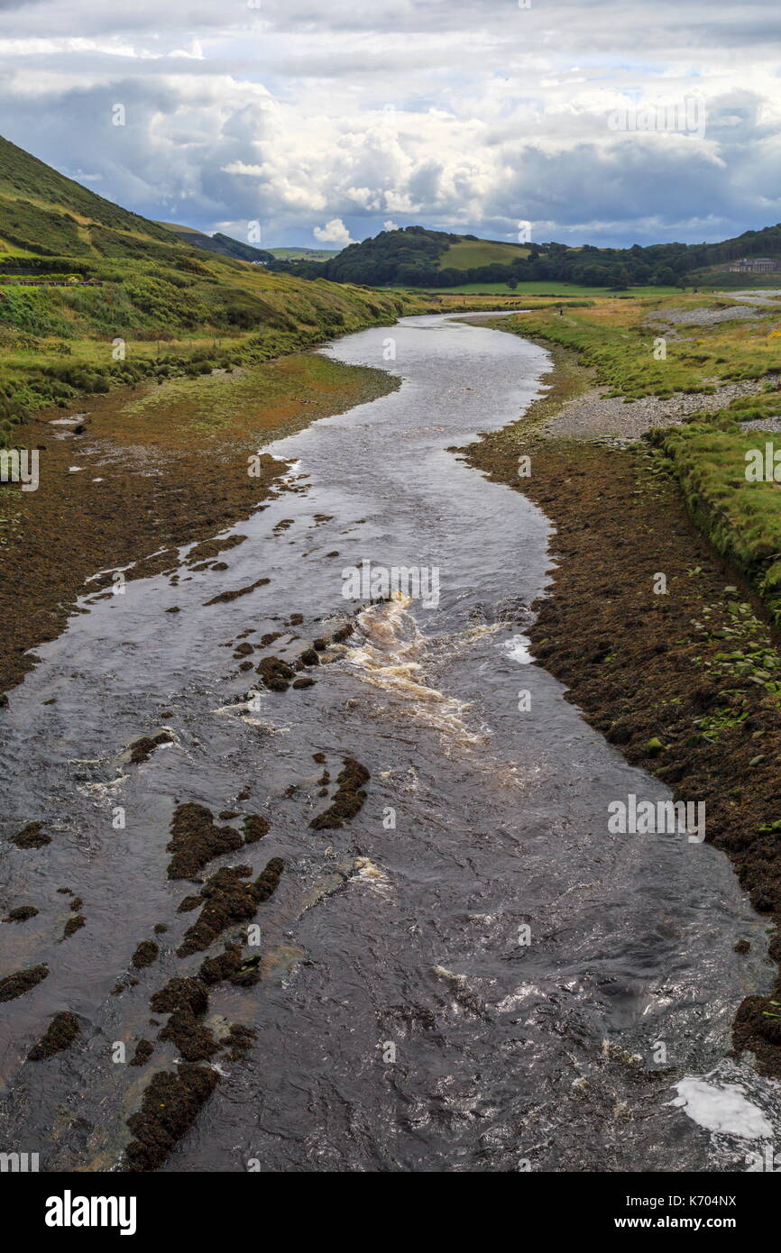 Guardando indietro fino al fiume ystwyth da in prossimità della bocca di porto Foto Stock