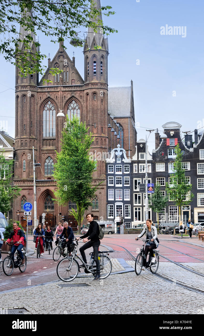 Amsterdam, Paesi Bassi - 14 luglio 2017: molti pedoni nella città di amsterdam uso biciclette per ottenere intorno alla grande città di canali. Foto Stock