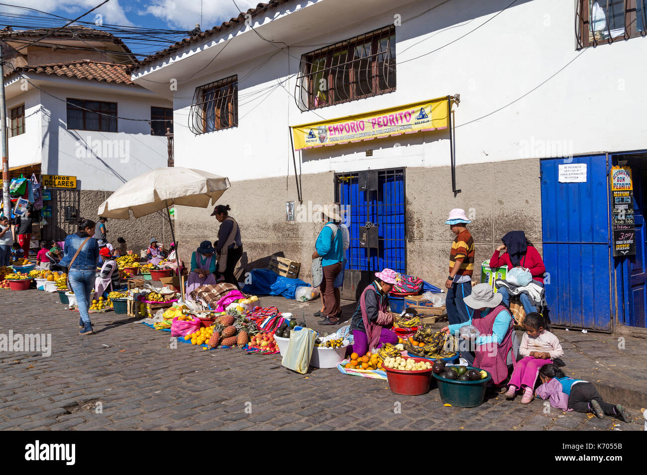 Mercato della frutta nelle vie del Cusco, Perù Foto Stock