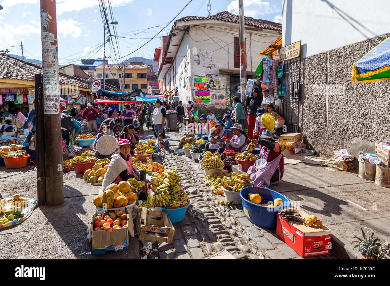 Mercato della frutta nelle vie del Cusco, Perù Foto Stock