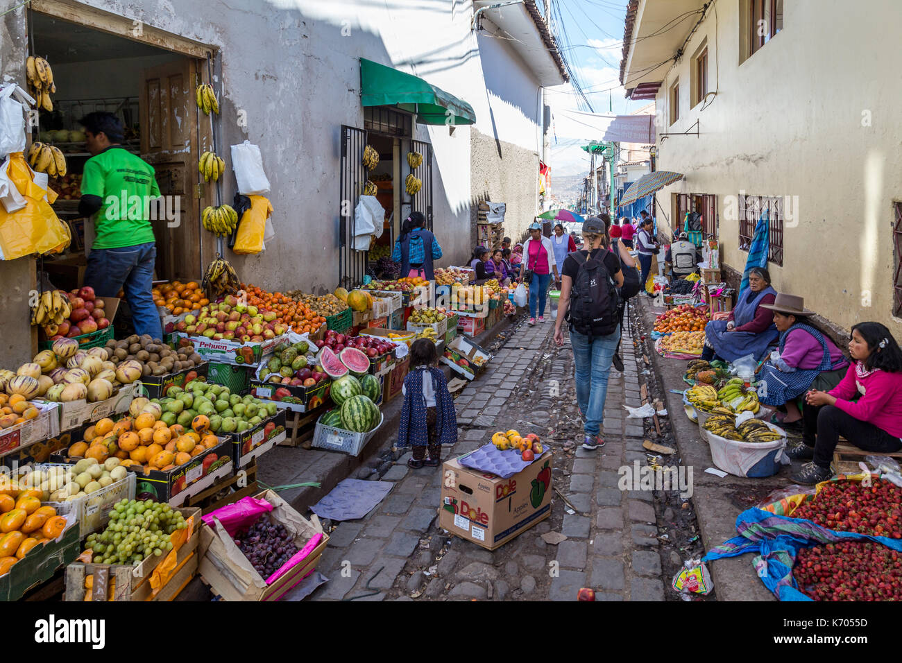 Mercato della frutta nelle vie del Cusco, Perù Foto Stock