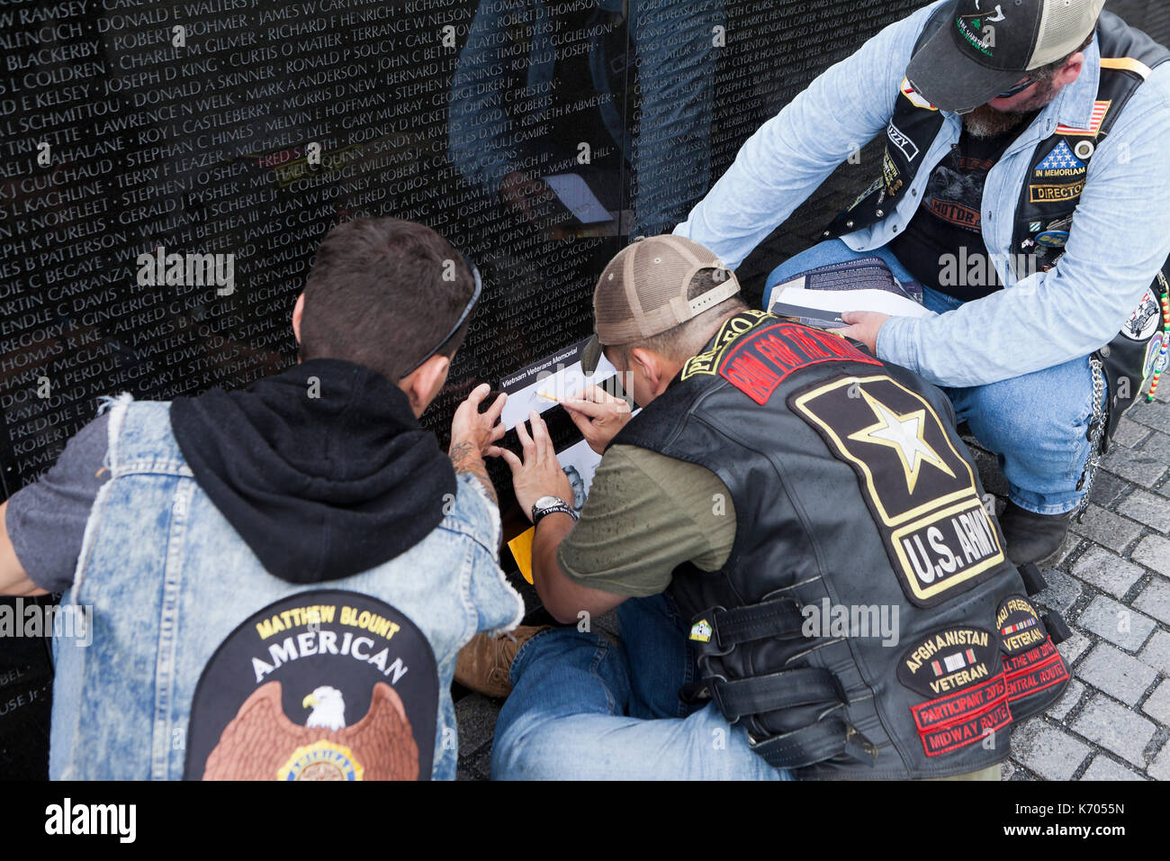 Visitatori presso il Vietnam War Memorial - Washington DC, Stati Uniti d'America Foto Stock