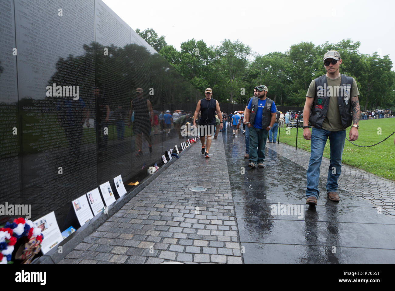 Visitatori presso il Vietnam War Memorial - Washington DC, Stati Uniti d'America Foto Stock