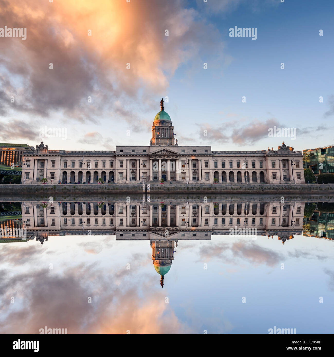 Dublino custom house con arancio brillante nuvole e riflessione nel fiume Liffey, Dublino, Irlanda Foto Stock
