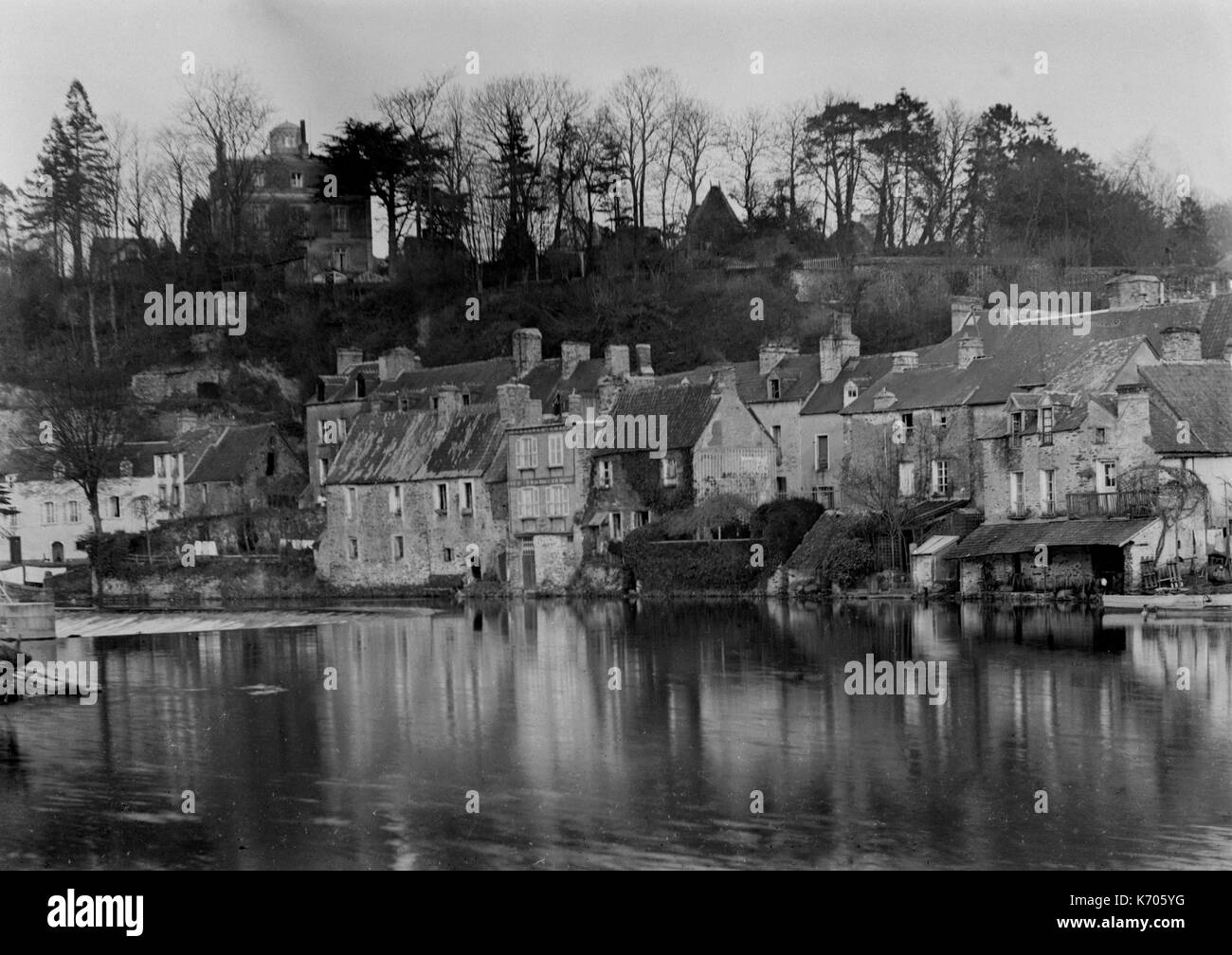 AJAXNETPHOTO. 1891-1910 (circa). SAINT LO, Francia. - LA VIRE RIVER E WEIR AL DI SOTTO DELLA COLLINA terrazzati. fotografo:sconosciuto © IMMAGINE DIGITALE COPYRIGHT VINTAGE AJAX Picture Library Fonte: AJAX FOTO VINTAGE COLLEZIONE REF:AVL FRA 1890 B29X1229 Foto Stock