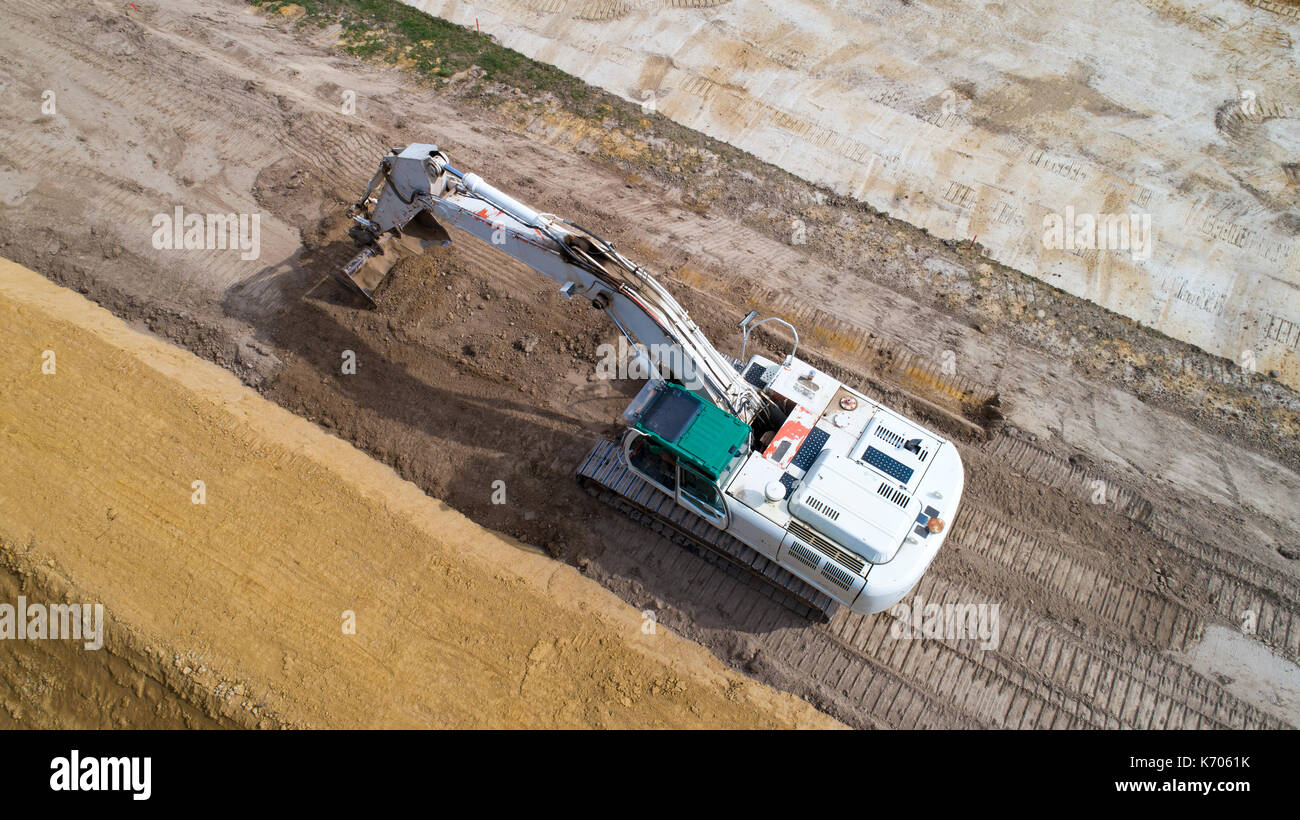 Una veduta aerea di un escavatore in un cantiere in treillieres, Francia Foto Stock