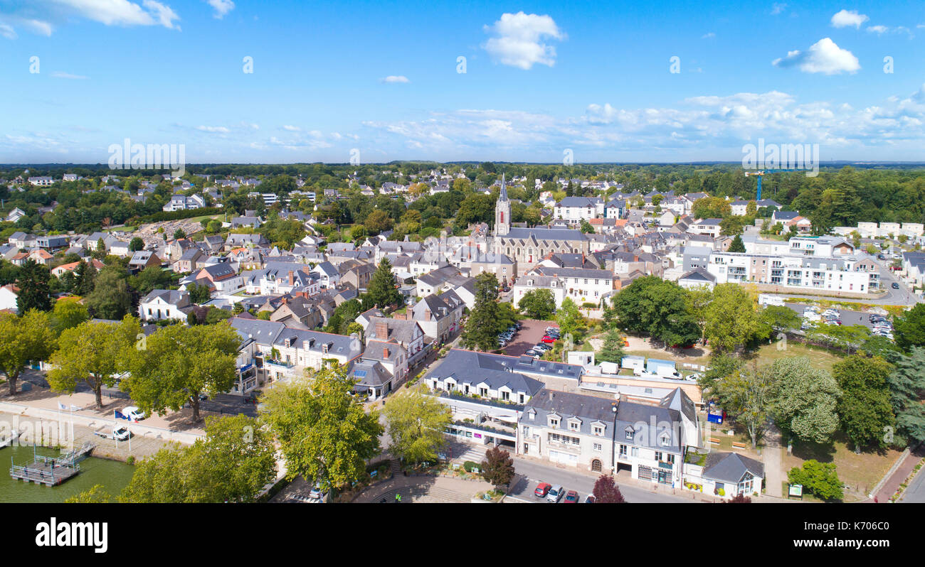 Una veduta aerea di Suce sur Erdre city centre Foto Stock