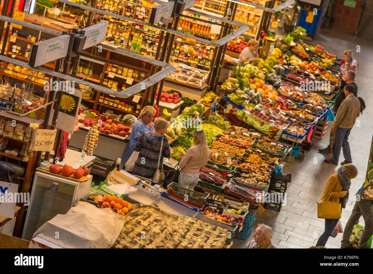 All'interno di Wroclaw Market Hall (Hala Targowa) nel 2017, Wroclaw, Polonia Foto Stock