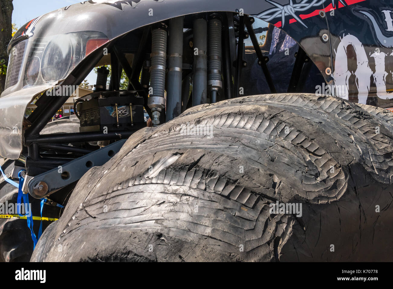 Dettaglio di un monster truck il pneumatico e la ruota anteriori ben Foto Stock