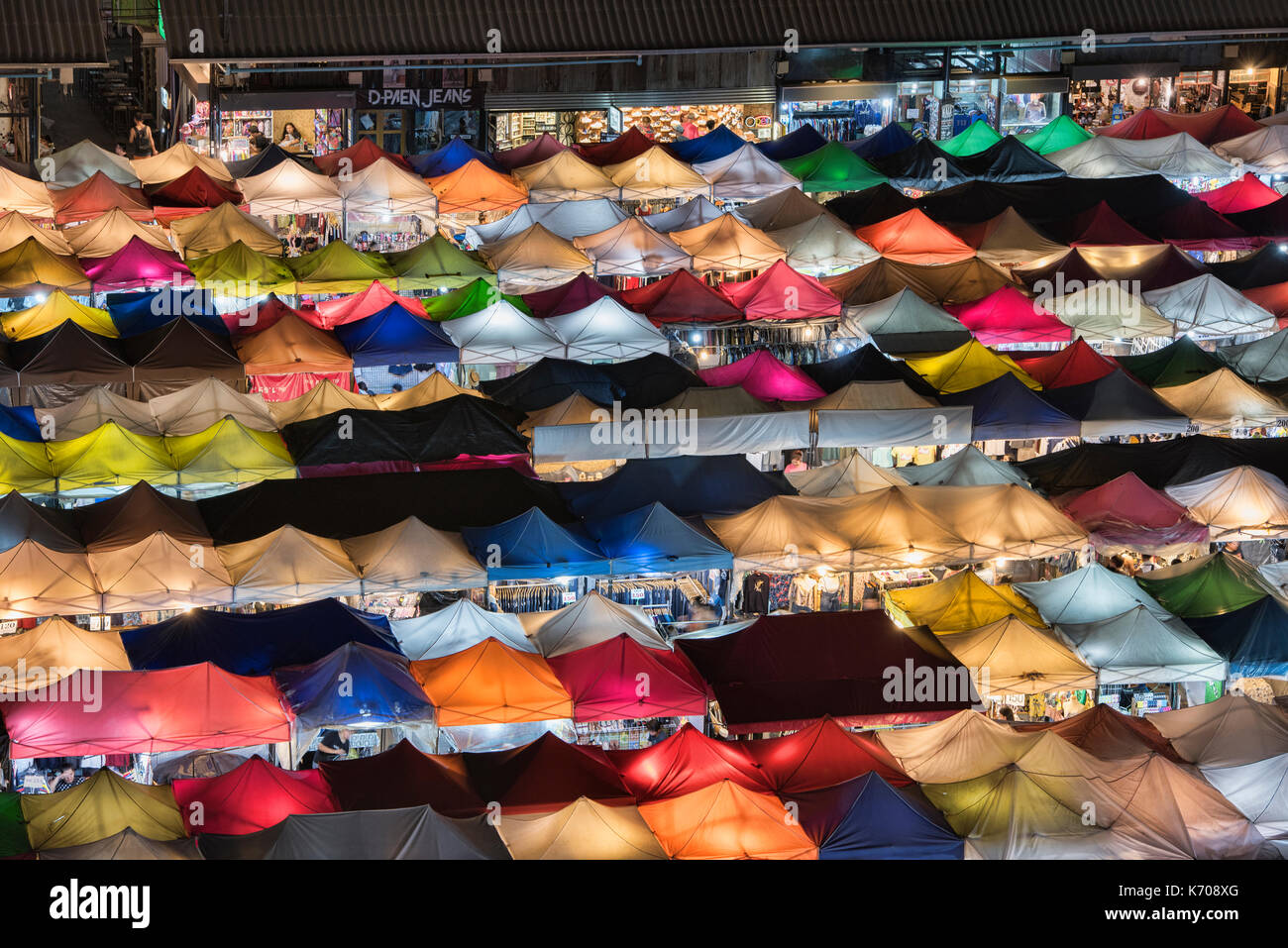 La colorata rot fai mercato del treno in ratchada, bangkok, Thailandia Foto Stock