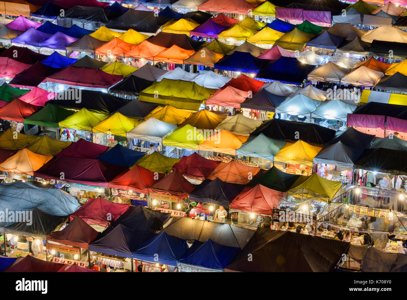 La colorata rot fai mercato del treno in ratchada, bangkok, Thailandia Foto Stock