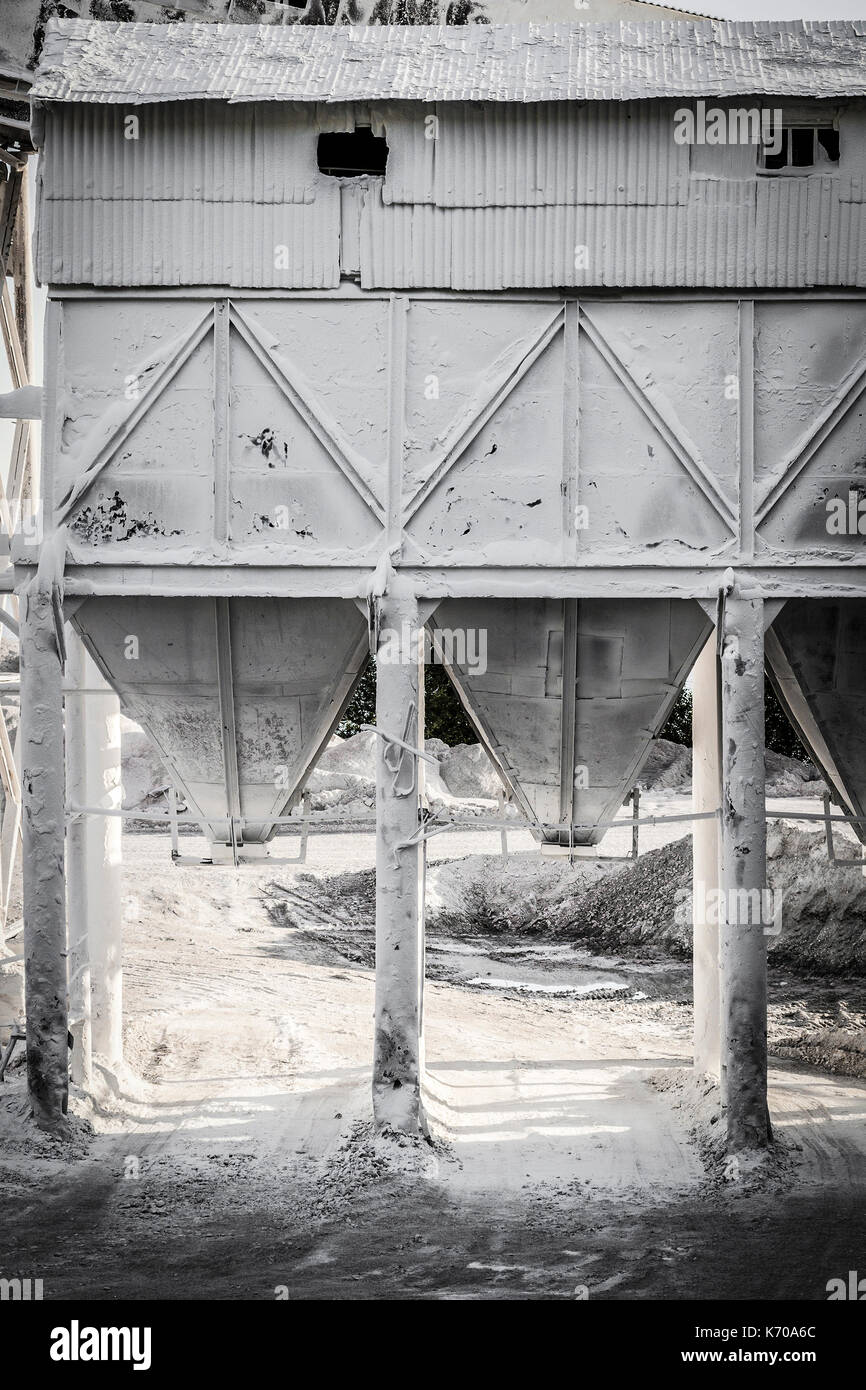 Luogo di carico di cemento sui carrelli elevatori per la spedizione al sito in costruzione. Foto Stock
