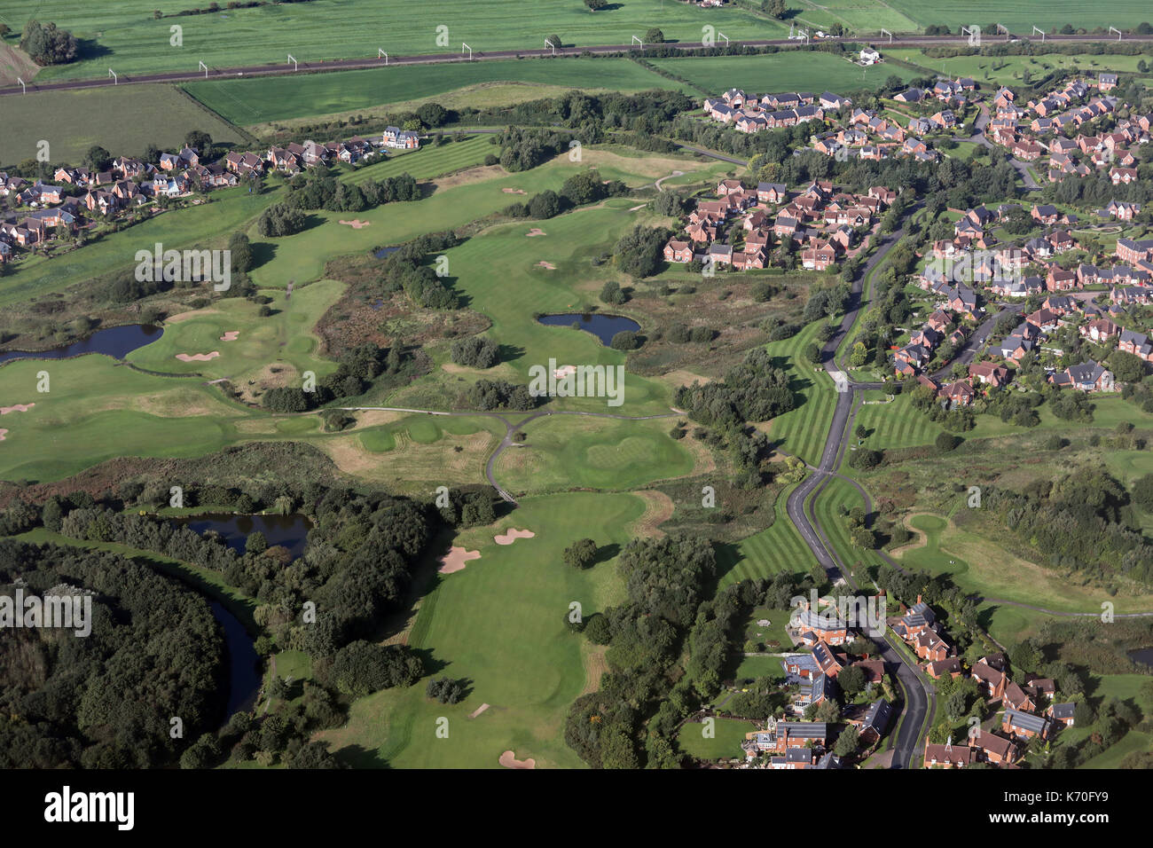 Vista aerea del nuovo alloggiamento di sviluppo su un campo da golf nel Cheshire, Regno Unito Foto Stock