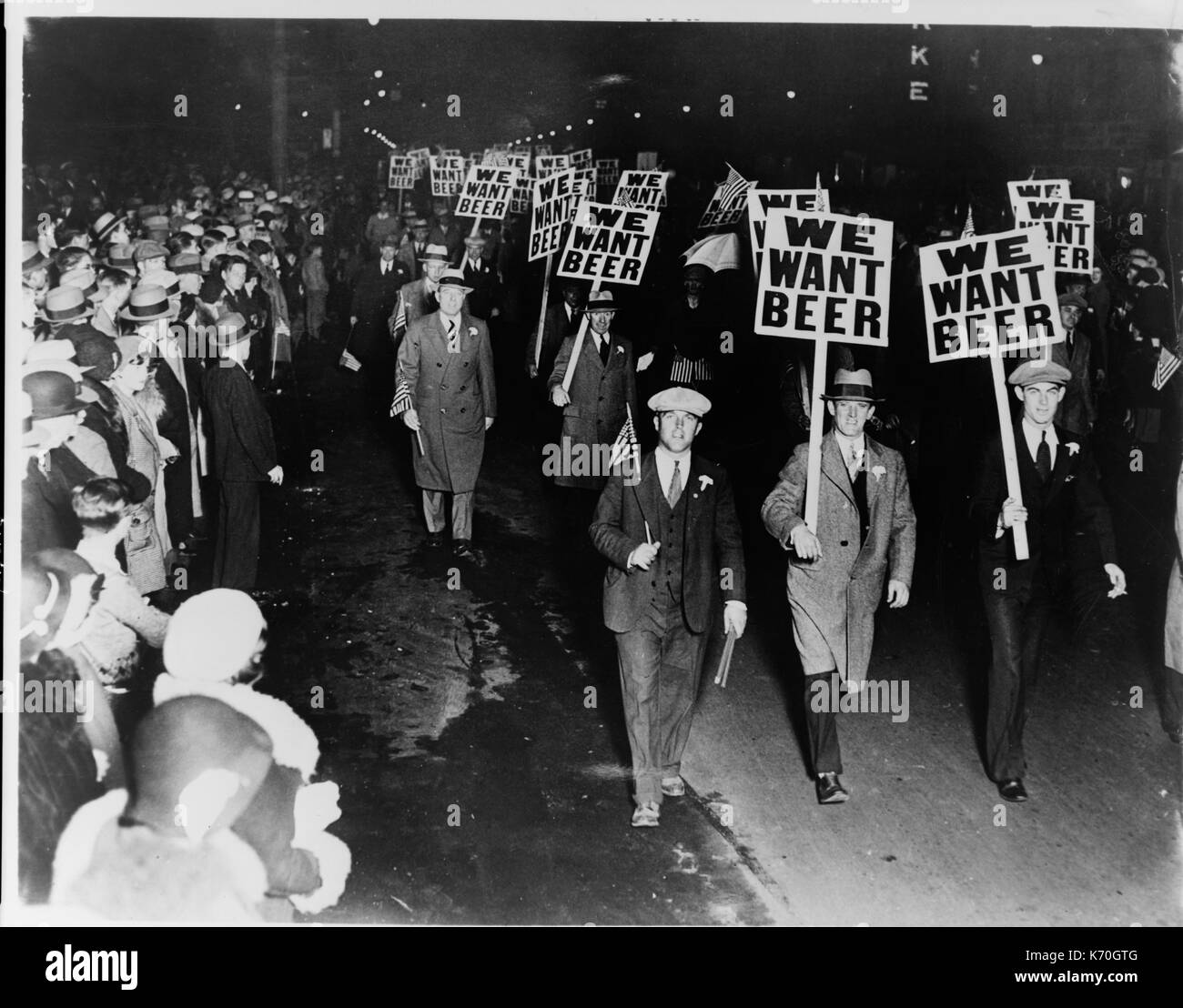 La manodopera europea membri marciando attraverso Broad Street, Newark New Jersey, recanti segni la lettura "Vogliamo birra" in segno di protesta di divieto. 1931, Ottobre 31. Foto Stock