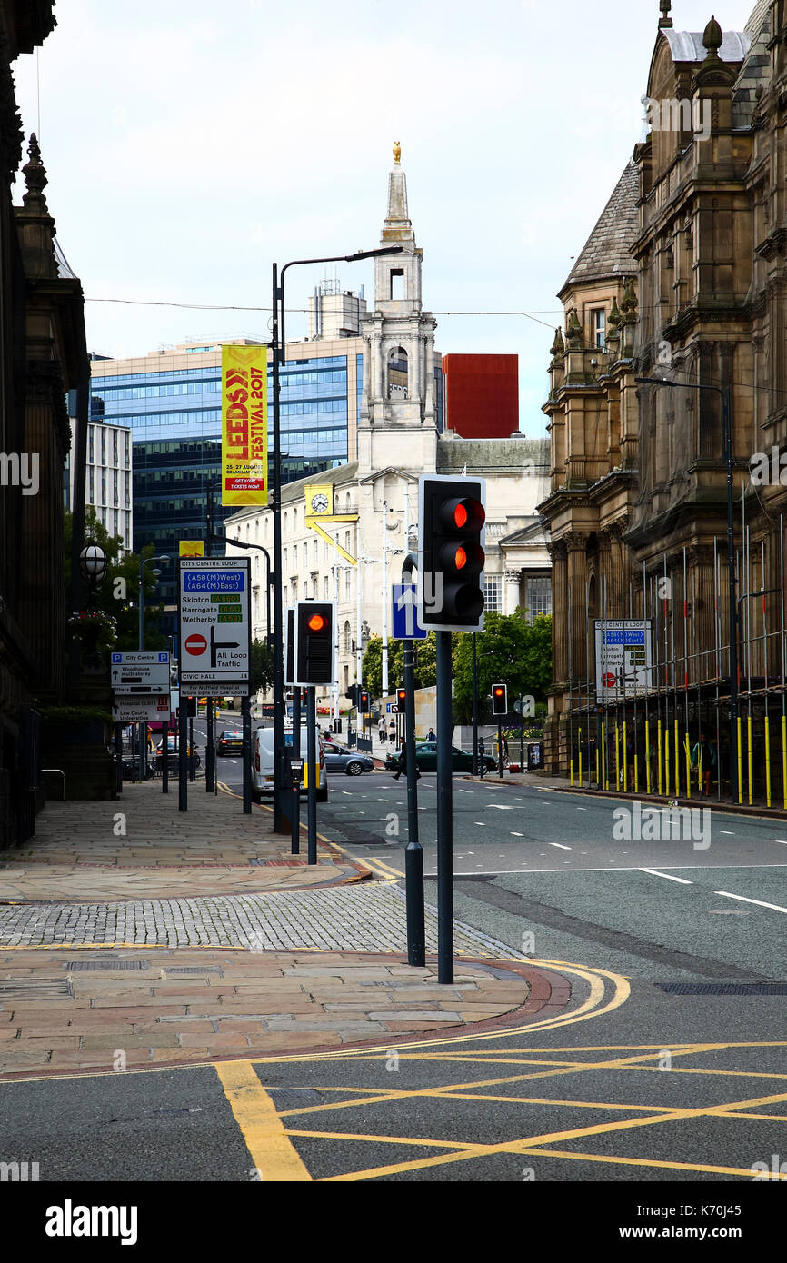 Vista di calverley street Leeds dal headrow Foto Stock