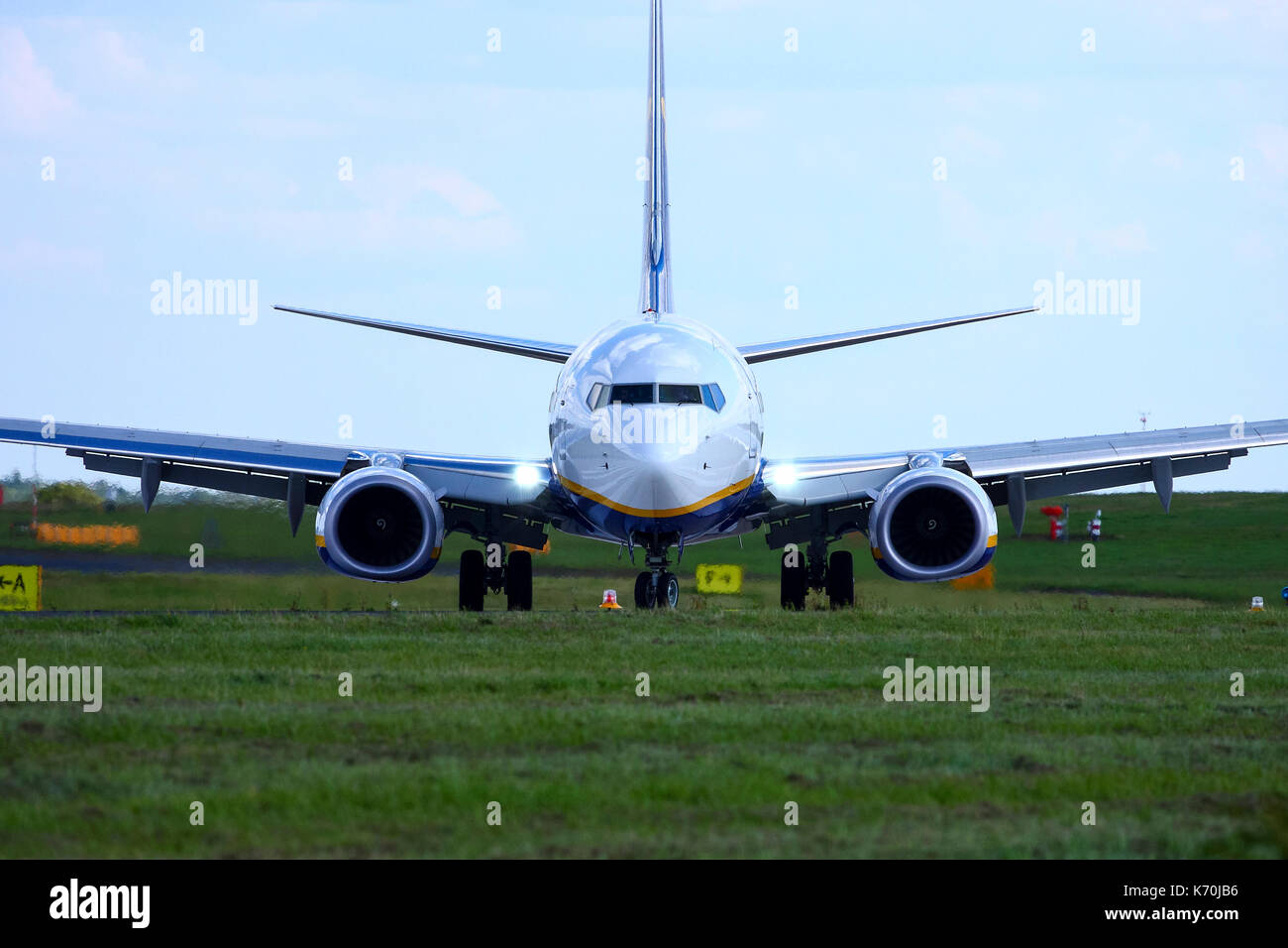 Ryanair aereo Boeing 737 sulla pista di Leeds e Bradford Airport Foto Stock