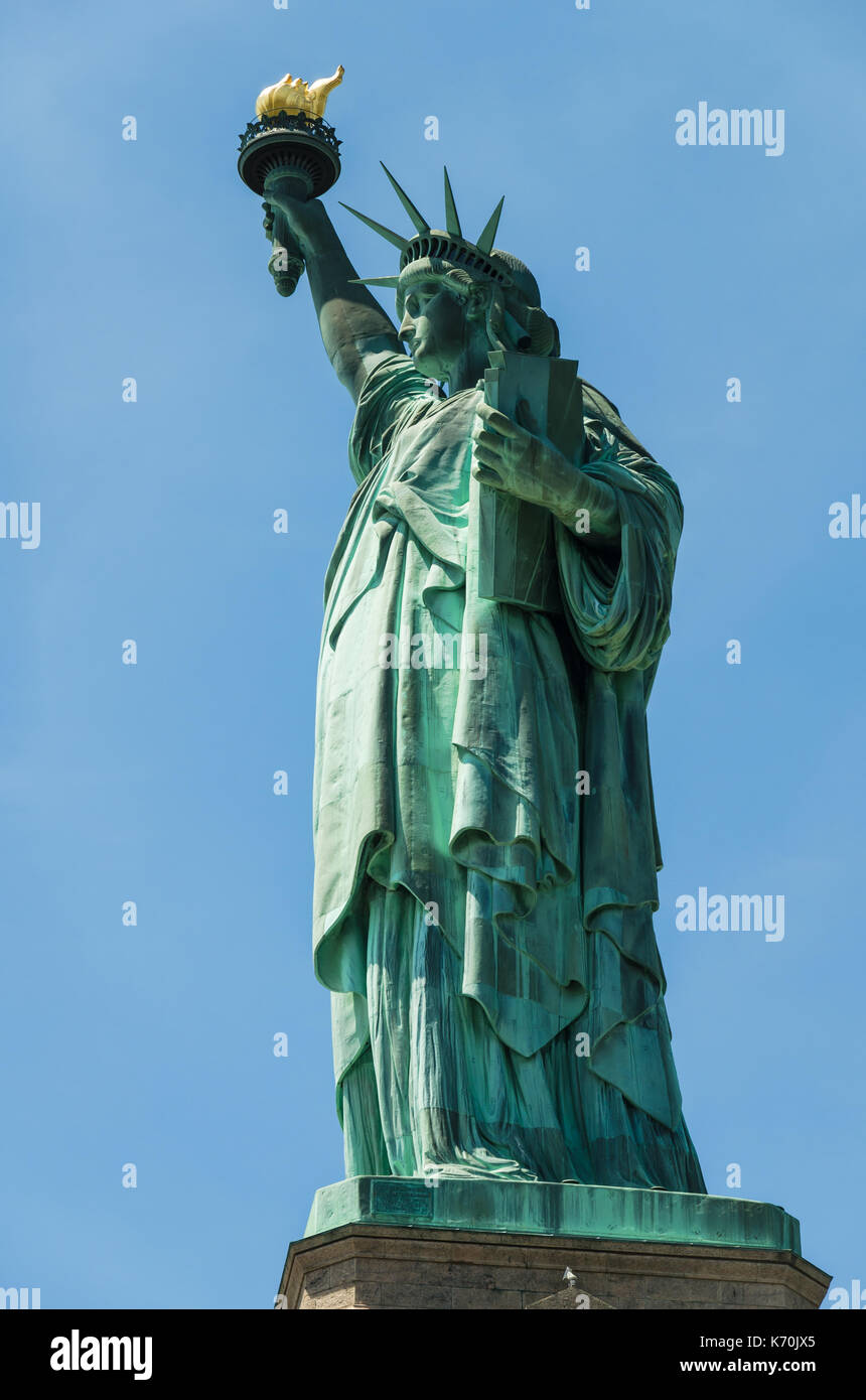 New york, Stati Uniti d'America: la statua della libertà su un cielo blu chiaro sfondo Foto Stock