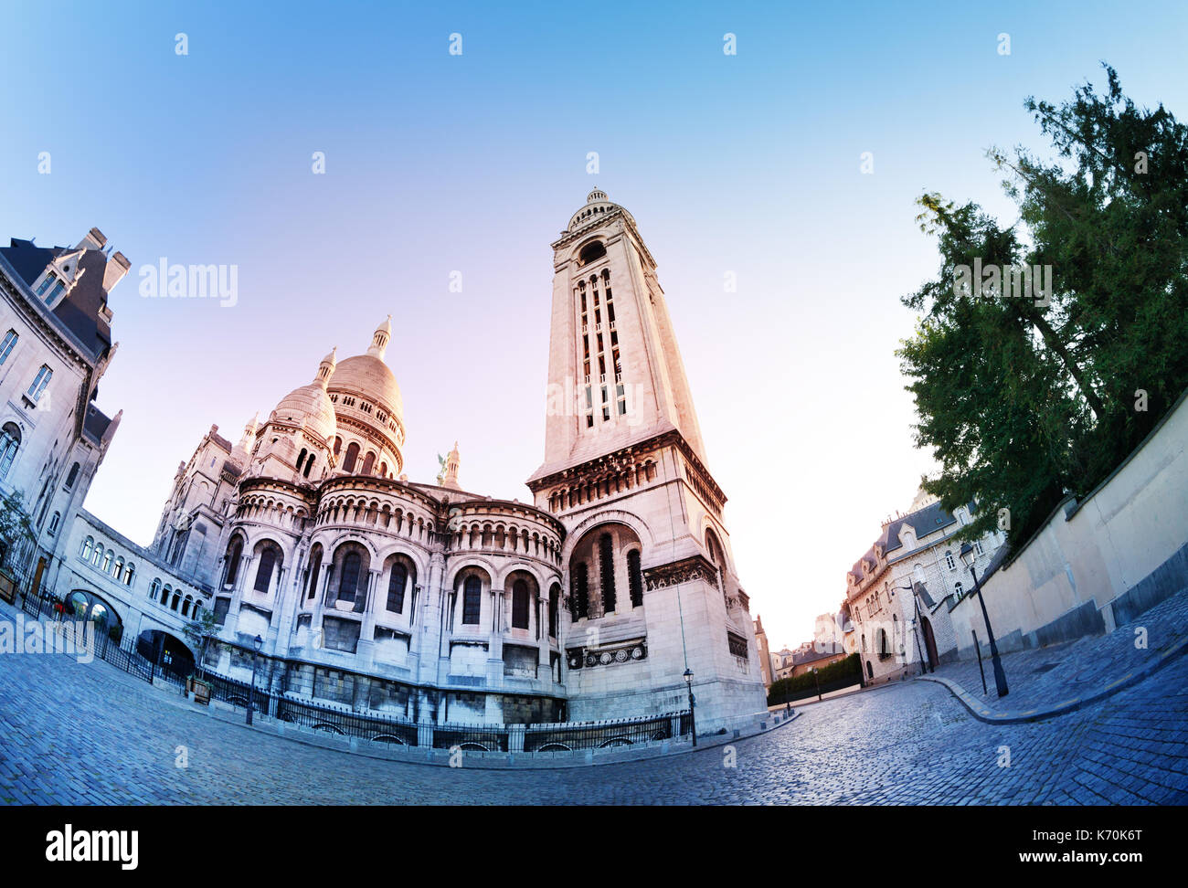 Fish-eye immagine della basilica del Sacro Cuore di Gesù, posteriore visto da rue du Chevalier de la barre Foto Stock