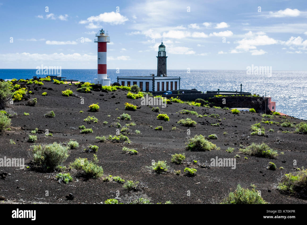 Fuencaliente, La Palma. Isole Canarie Spagna. Il Faro di Fuencaliente è attivo un faro sull'isola di La Palma nelle isole Canarie. È il secondo faro per essere costruito in questo sito, che segna l'estremità meridionale dell'isola. Il vecchio faro originale può essere visto in background. Il centro visitatori è stato costruito al fine di promuovere e di educare la gente circa l'ambiente marino. Fotografato con una Ricoh GRII fotocamera. Foto Stock