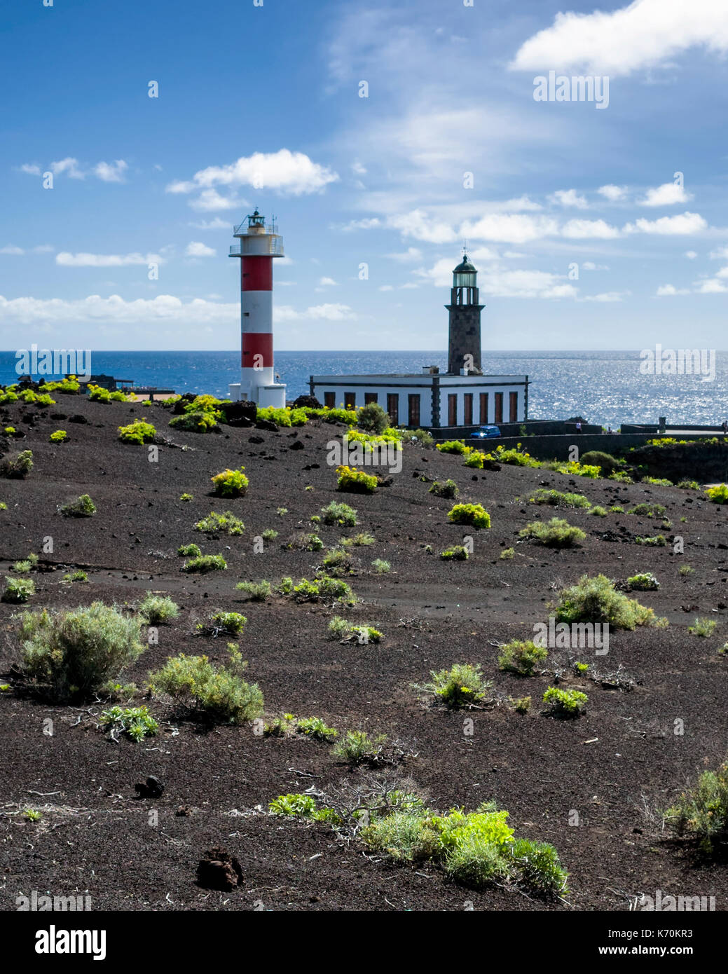 Fuencaliente, La Palma. Isole Canarie Spagna. Il Faro di Fuencaliente è attivo un faro sull'isola di La Palma nelle isole Canarie. È il secondo faro per essere costruito in questo sito, che segna l'estremità meridionale dell'isola. Il vecchio faro originale può essere visto in background. Il centro visitatori è stato costruito al fine di promuovere e di educare la gente circa l'ambiente marino. Fotografato con una Ricoh GRII fotocamera. Foto Stock