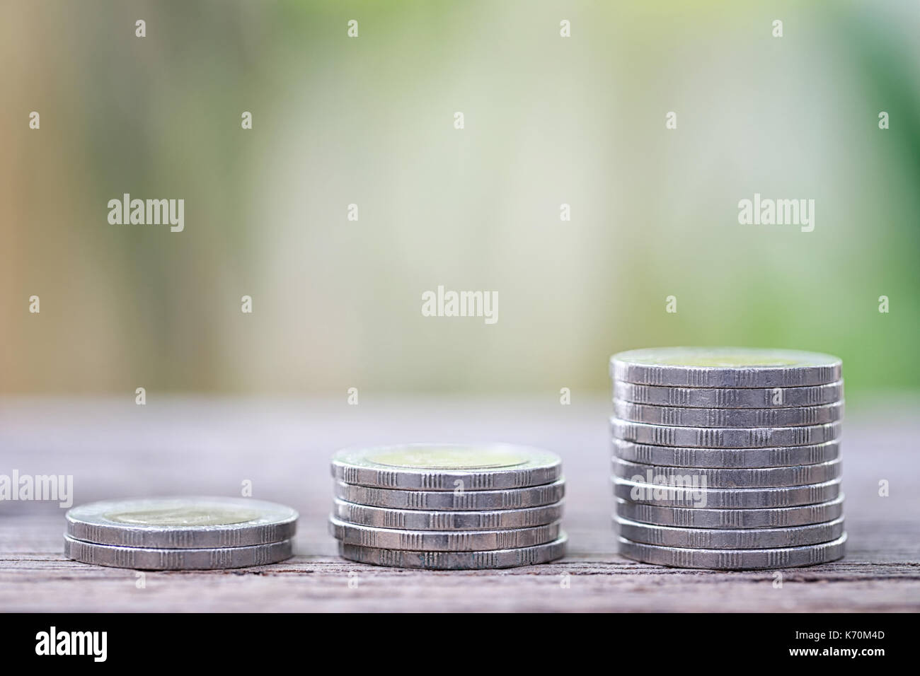 Pila di thai moneta d'argento a disposti sotto forma di grafici a barre per il design nel tuo lavoro. Foto Stock