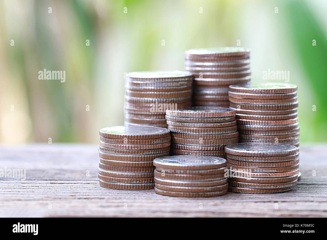 Pila di thai moneta d'argento a disposti sotto forma di grafici a barre per il design nel tuo lavoro. Foto Stock