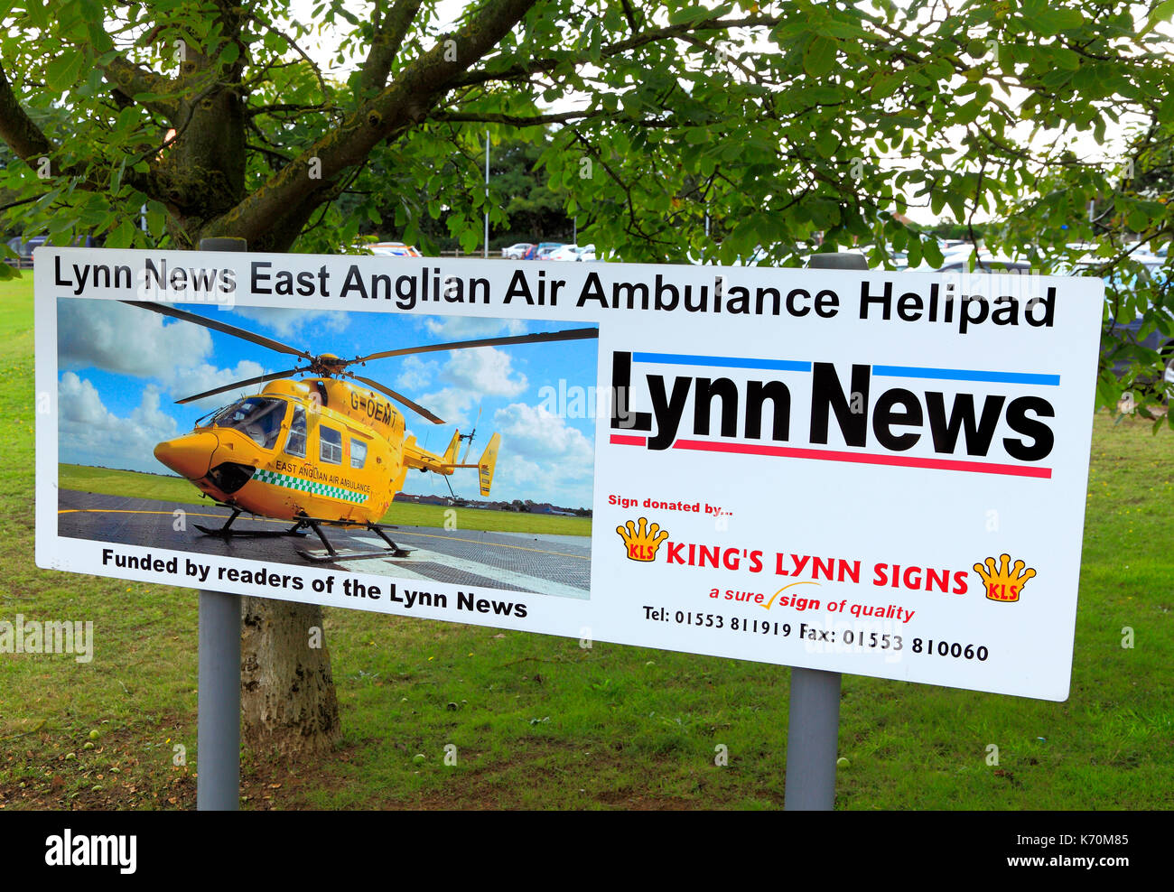 Queen Elizabeth Hospital, elicottero, Helipdad, Air Ambulance Service, Kings Lynn, Norfolk, Inghilterra, Regno Unito segno, sponsorizzato da Lynn News Foto Stock