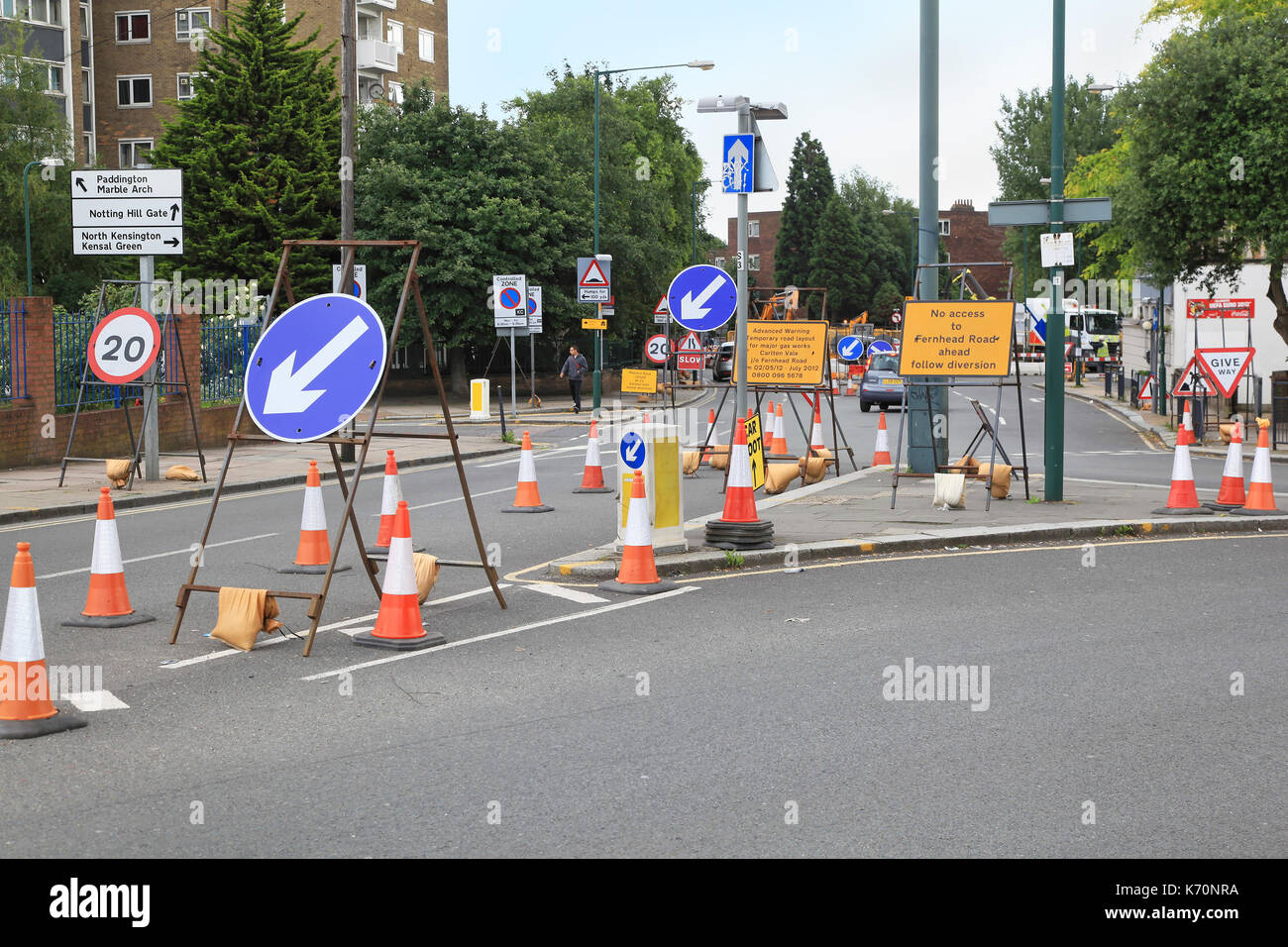 London, Regno Unito - 20 giugno: segni di traffico sulla strada a Westminster diversione di segnalazione a causa di lavori stradali in london, Regno Unito - 20 giugno 2012; Foto Stock