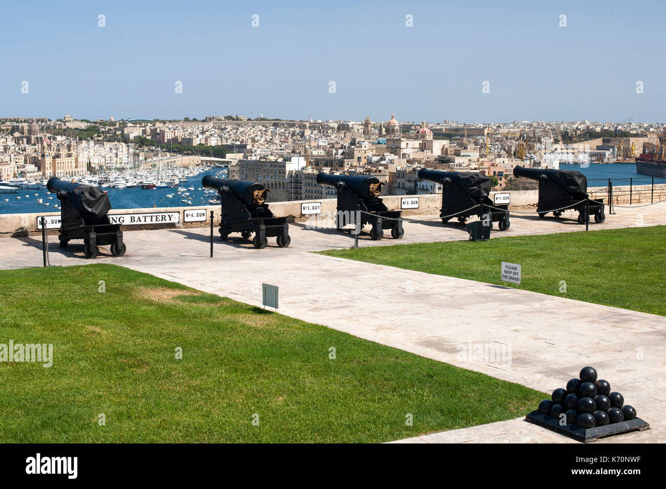 I cannoni a batteria a salve a La Valletta, la capitale di Malta. Foto Stock