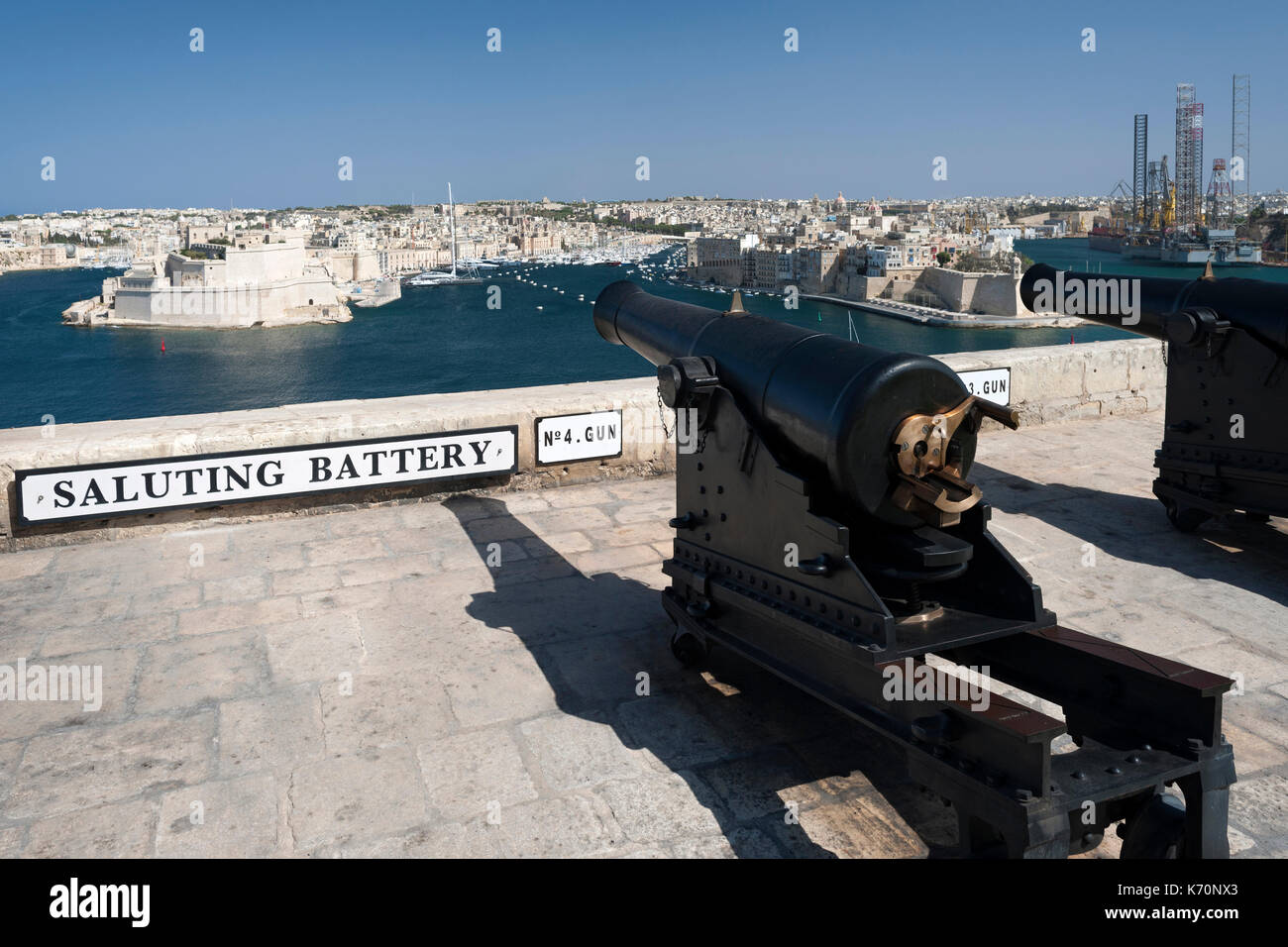I cannoni a batteria a salve a La Valletta, la capitale di Malta. Foto Stock